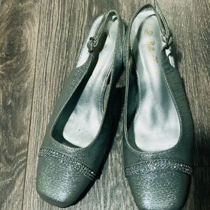 Silver low heel shoe